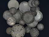 un tas de pièces d'argent posé sur une surface noire