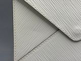une image montrant un gros plan d'une enveloppe blanche sur fond gris
