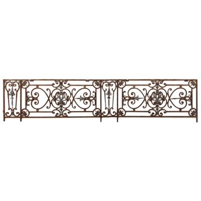 une paire de balustrades en fer forgé ornées de volutes et de volutes
