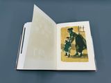 un livre ouvert sur lequel figure l'image d'une femme et d'un enfant