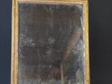 un miroir posé sur un pied sur lequel est fixé un miroir