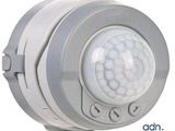 une image montrant un gros plan d'une lampe sur fond blanc