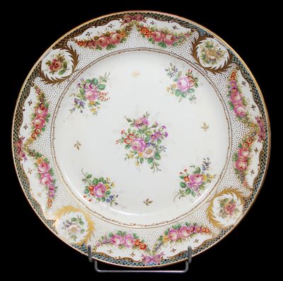 une assiette avec un motif floral sur un support