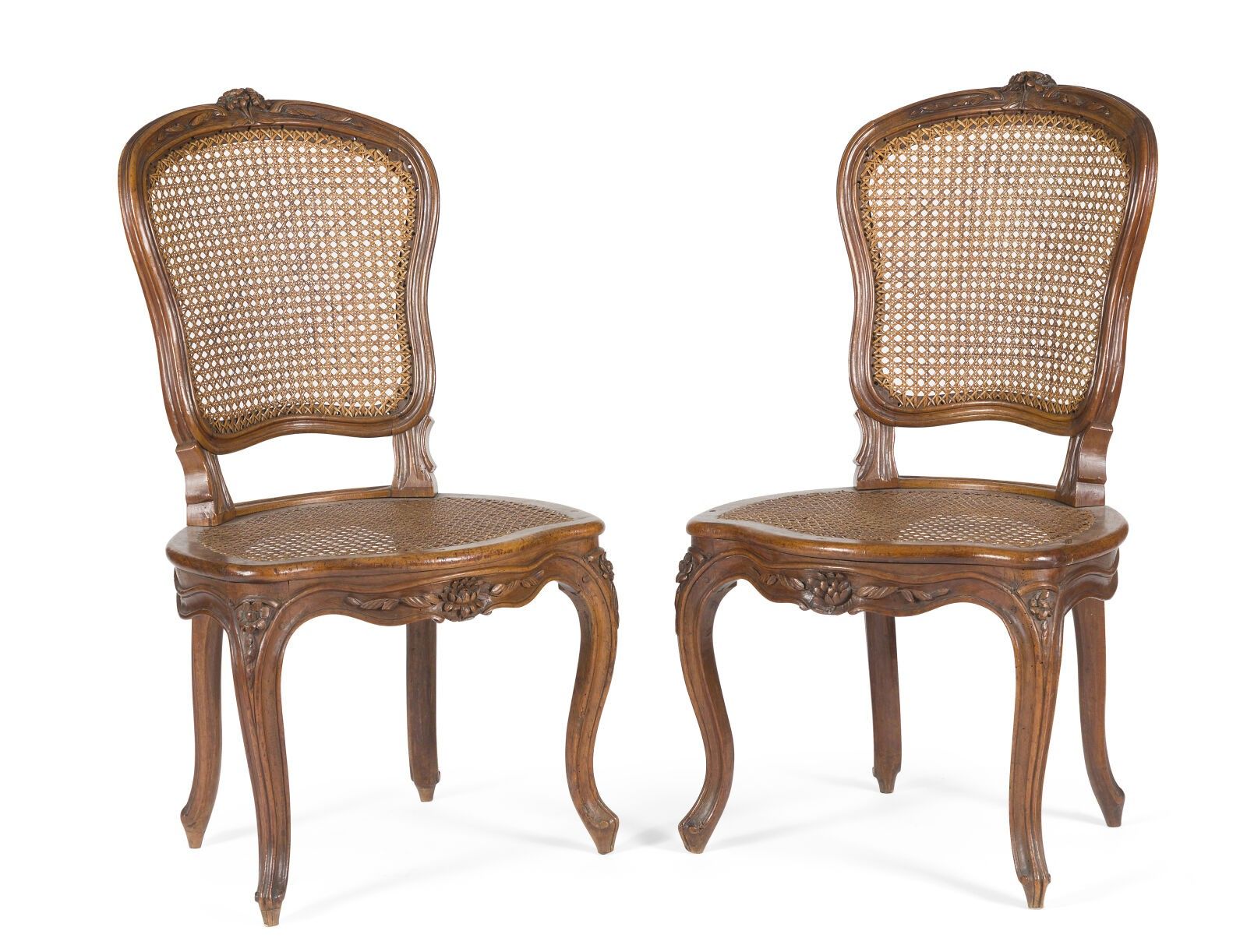 PAIRE DE CHAISES CANNÉES EN NOYER MOULURÉ ET SCULPTÉ