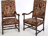 paire de chaises en bois sculpté avec un revêtement à motifs floraux, revêtement, revêtement, revêtement, revêtement, revêtement, revêtement, revêtement