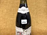 une bouteille de vin posée sur une table