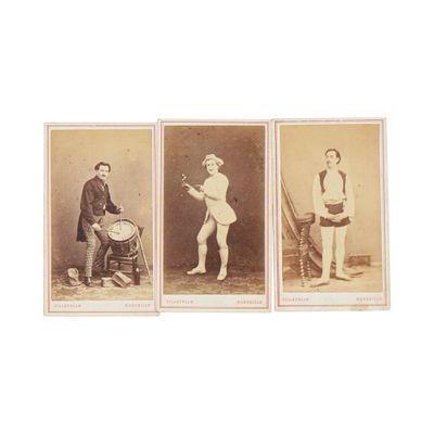 trois photos d'époque représentant un homme et une femme avec des raquettes de tennis