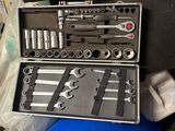 une trousse à outils posée sur une table