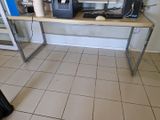 un bureau surmonté d'un ordinateur dans une pièce