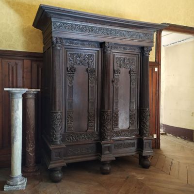 un grand meuble en bois au milieu d'une pièce