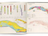 un livre ouvert contenant une carte des Caraïbes et une carte des îles