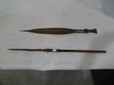 deux types d'armes différents posés sur un tissu blanc