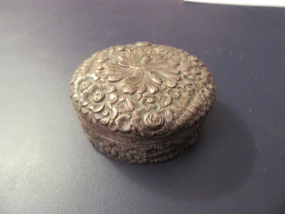 une boîte en argent posée sur une table