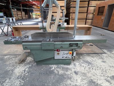 une machine posée sur une table dans un entrepôt