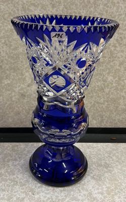 une image représentant un vase en verre bleu posé sur une table