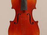 gros plan d'un violon avec un archet sur fond blanc