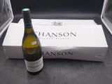 une bouteille de vin et une boîte de vin posées sur une table