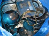 un sac bleu rempli de théières et de bouilloires