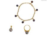 une photo représentant un bracelet, une bague et une boucle d'oreille ornés de perles