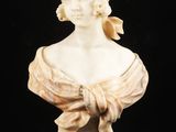 un buste en marbre blanc représentant une femme coiffée d'un turban