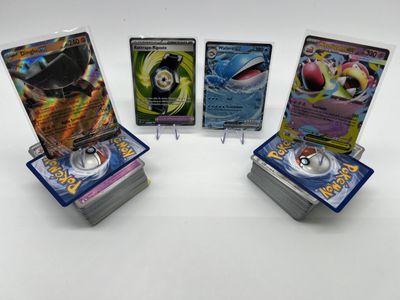 quatre cartes Pokémon différentes posées les unes sur les autres sur une table