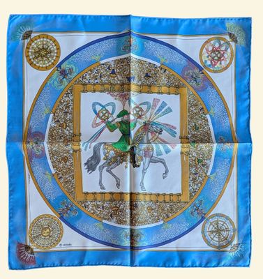 un foulard carré bleu et blanc sur lequel figure l'image d'un homme à cheval