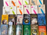 plusieurs livres sont empilés sur une table