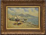 tableau représentant une scène de plage avec des bateaux sur le rivage et une montagne en arrière-plan