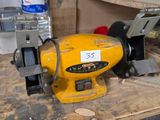 une machine jaune posée sur une table