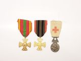 deux médailles et une médaille sur fond blanc