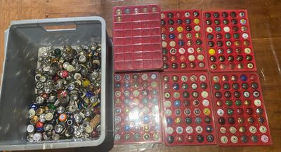 beaucoup de capsules de bouteilles dans une corbeille posée sur la table