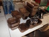 de nombreux récipients en plastique marron posés sur une table, à côté de bouteilles bleues