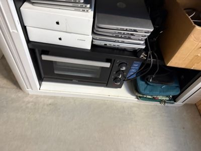 une pile d'appareils électroniques posée sur une armoire