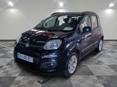 la petite voiture bleue est garée sur un carrelage à carreaux