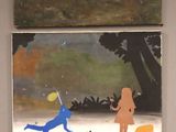 deux tableaux accrochés au mur d'une pièce où se trouvent un chien et un chat