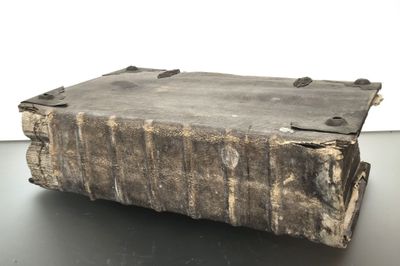 un vieux livre posé sur une table posé sur une table