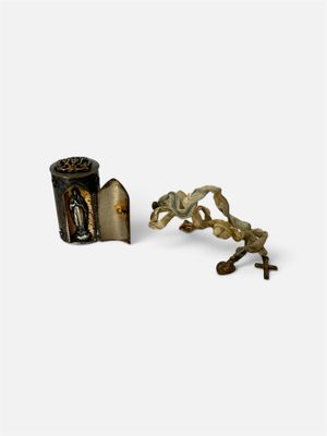 une petite figurine représentant un squelette à côté d'un bougeoir