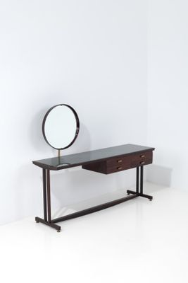 une petite table sur laquelle se trouve un miroir