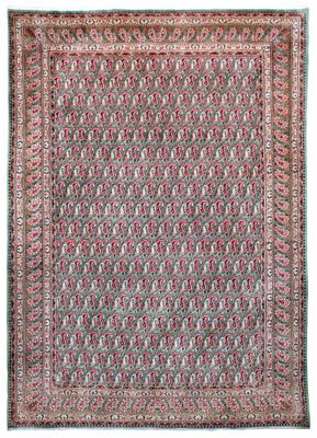 un tapis rouge et vert orné d'un motif floral sur fond blanc