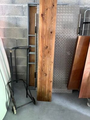 une planche de surf appuyée contre un mur dans un garage