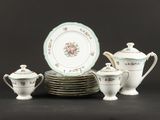 un ensemble d'assiettes et de tasses en porcelaine posées sur une table