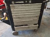 un chariot à outils sur lequel se trouvent de nombreux outils