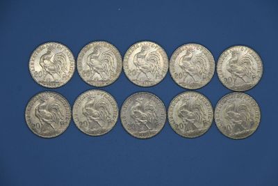 un groupe de six pièces d'argent posées sur une surface bleue