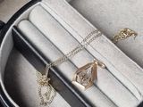 une boîte contenant un collier et une bague