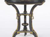 une table d'appoint noire et dorée avec un plateau en mosaïque