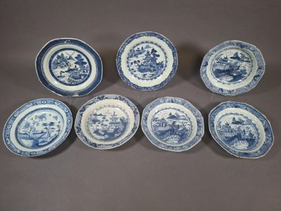 six assiettes bleues et blanches ornées de fleurs, posées sur une table