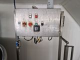 une machine qui se trouve dans le coin d'une pièce