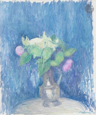 tableau représentant des fleurs dans un vase posé sur une table, sur fond bleu