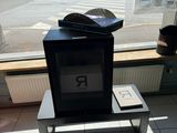 un petit téléviseur posé sur une petite table devant une fenêtre