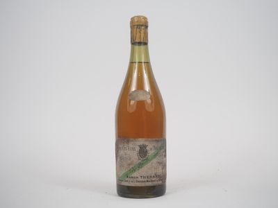 l'image d'une bouteille de vin posée sur une table